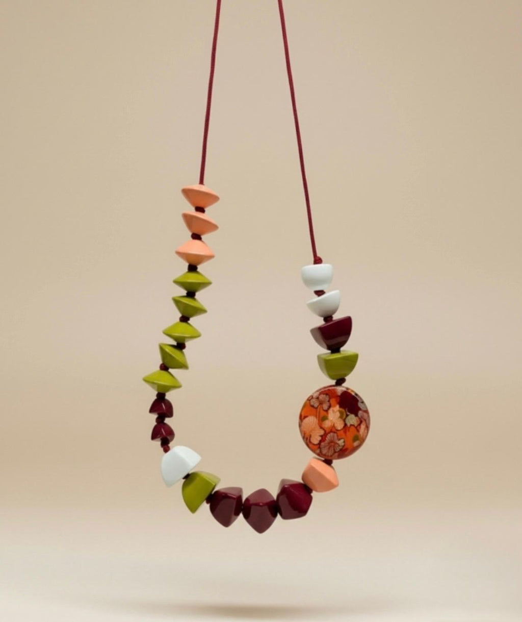 Collar floral sobre fondo rojo – Le Munir