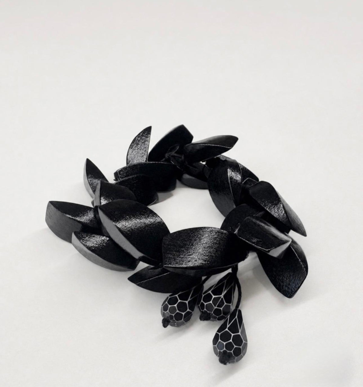 Pulsera de madera de pétalos esculpidos – Le Munir