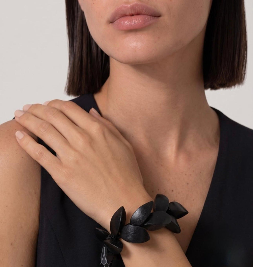 Pulsera de madera de pétalos esculpidos – Le Munir