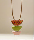Collar con medallón geométrico rojo – Le Munir