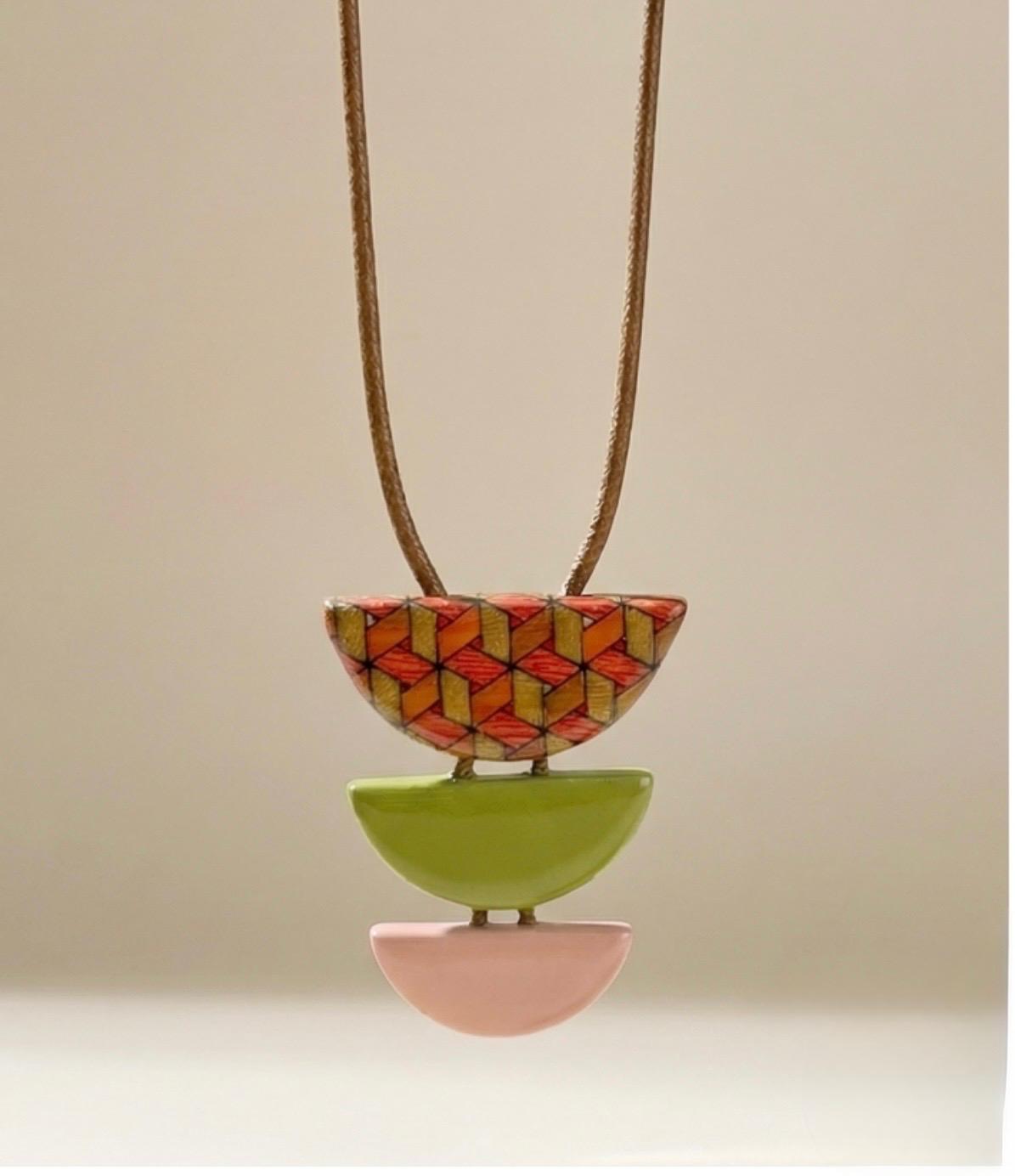 Collar con medallón geométrico rojo – Le Munir