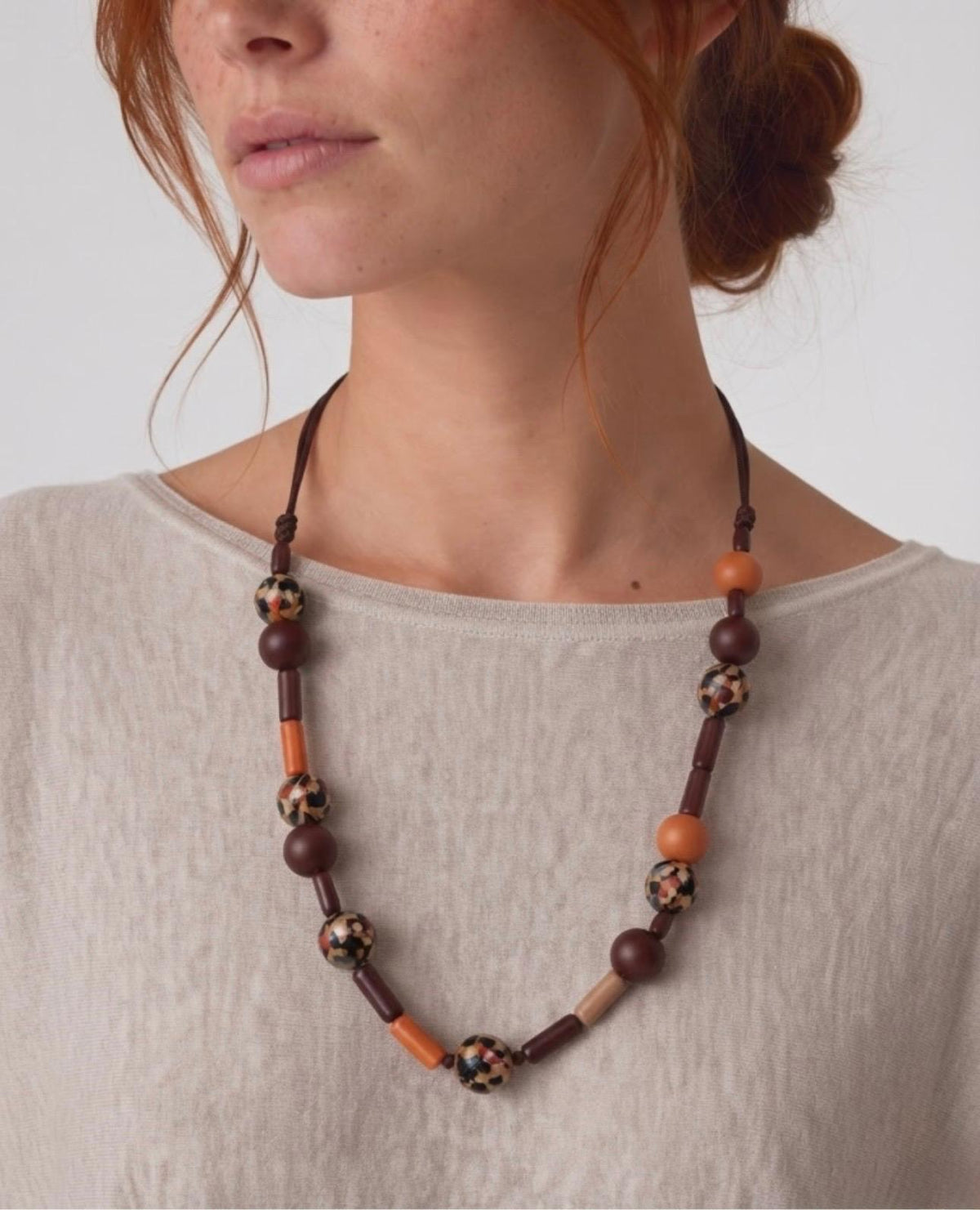 Collar de madera de bolas print CAVA – Le Munir