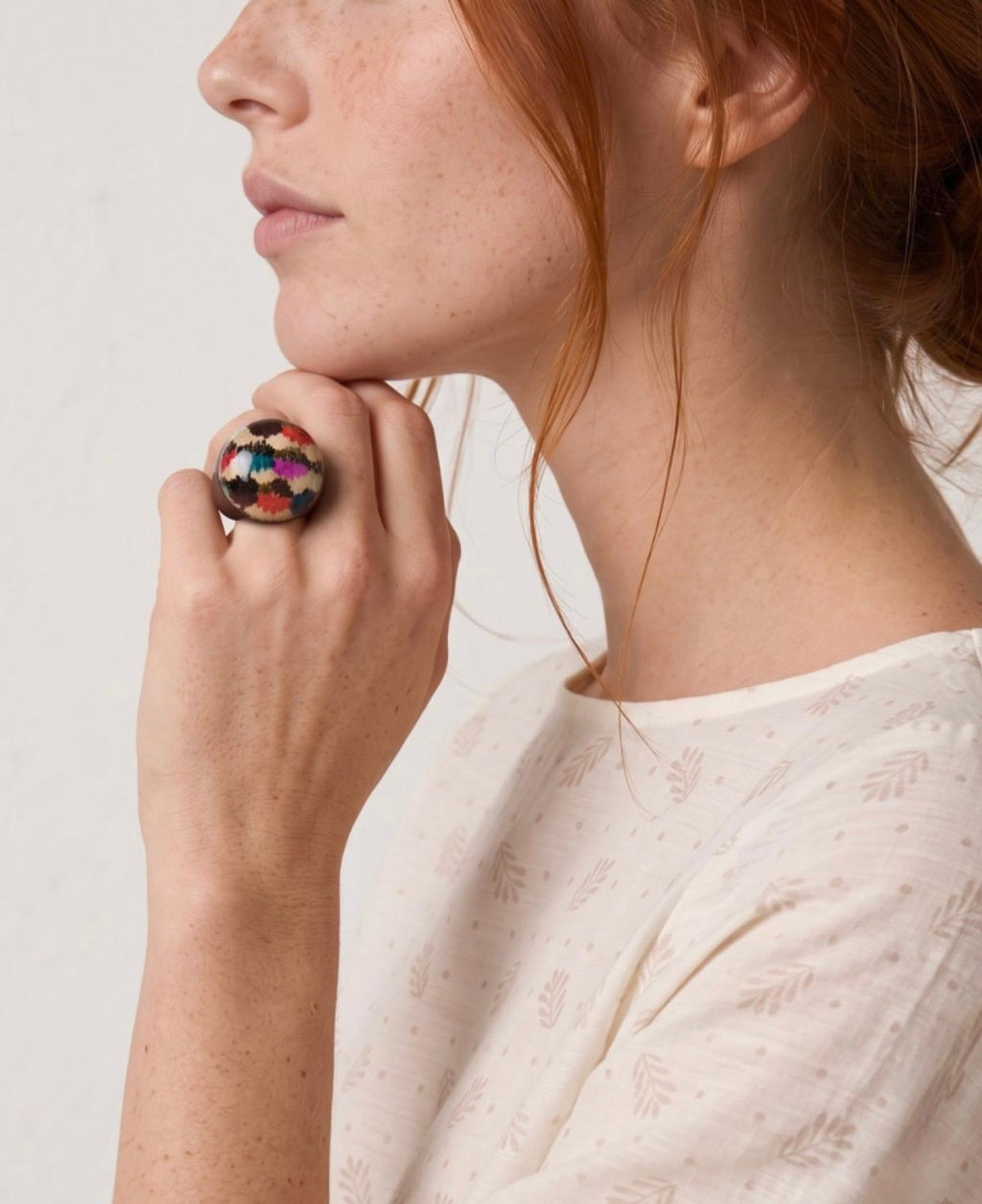 Anillo de madera y resina de bolas print CAVA – Le Munir